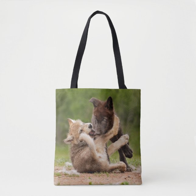 Grauer Wolf Pups Wrestling Tasche (Vorderseite)
