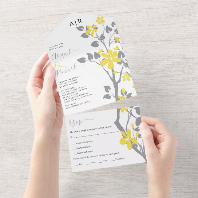 Grauer Zweig mit gelben Blumen Initialen Hochzeit All In One Einladung (Abreißen)