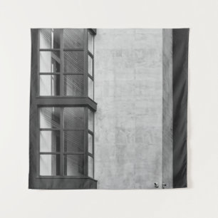 GRAUES BETONGEBÄUDE MIT GLASFENSTER WANDTEPPICH