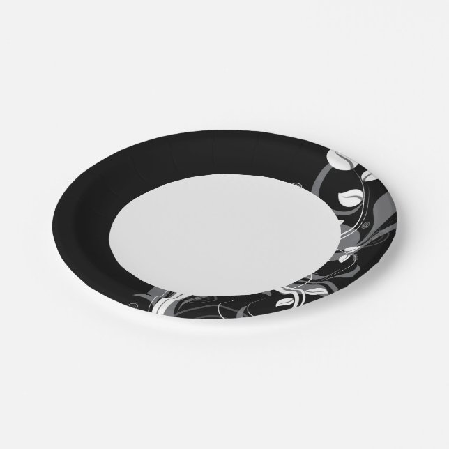 Graues Blumenmuster auf schwarz Pappteller (Schrägansicht)