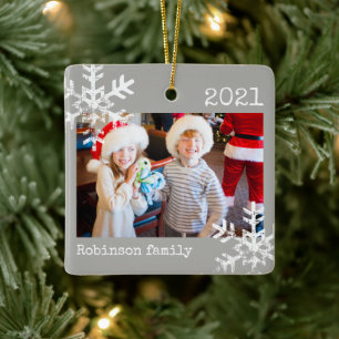 Graues Familien-Weihnachtsfoto mit Schneeflocke Keramikornament