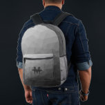 Graues geometrisches Maschenmuster Monogram Bedruckter Rucksack<br><div class="desc">Graues geometrisches Maschenmuster Monogramm bedruckter Rucksack. Coole Mode Accessoires Tasche für jeden. Graues Dreieck geometrisches Mesh mit Licht bis dunkel ombre Farbverlauf Design. Erstellen Sie einen einzigartigen und personalisierten Rucksack mit einer benutzerdefinierten Touch! Modernes Monogramm mit Ihrem Initial und Ihrem Namen für diesen persönlichen Flair.</div>