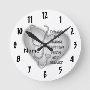 Graues Herz RN Eingetragene Krankenschwester Runde Wanduhr