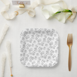 Graues Herzmuster über weiße Napkins Pappteller