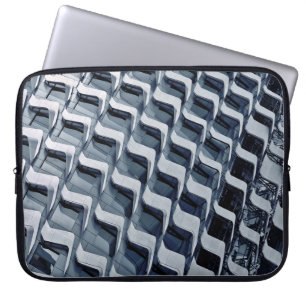 Graues Hochhaus-Gebäude Laptopschutzhülle