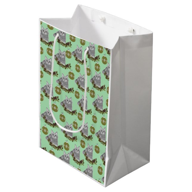 Graues Katzenmuster mit grünen Ornamenten Mittlere Geschenktüte (Vorderseite Schrägansicht)