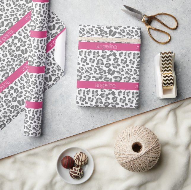 Graues Leopard-Druckmuster mit rosa Namen Geschenkpapier (Kunsthandwerk)
