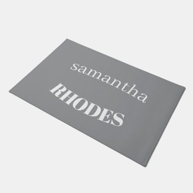 Graues minimalistisches individuelles Monogramm Fußmatte (Schrägansicht)