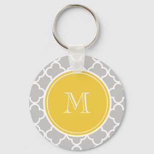 Graues Quatrefoil Muster, gelbes Monogramm Schlüsselanhänger