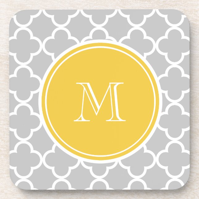 Graues Quatrefoil Muster, gelbes Monogramm Untersetzer (Vorderseite)