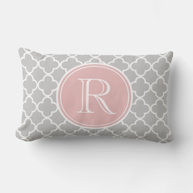 Graues Quatrefoil Muster, rosa Monogramm Lendenkissen (Vorderseite)