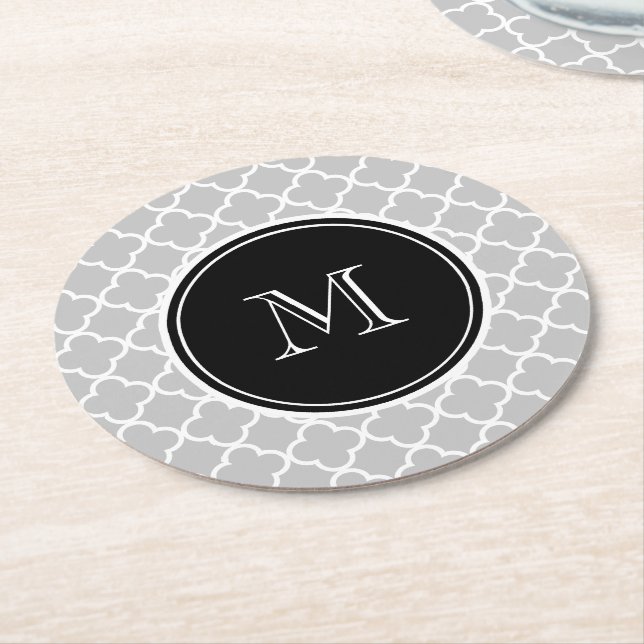Graues Quatrefoil Muster, schwarzes Monogramm Runder Pappuntersetzer (Angewinkelt)