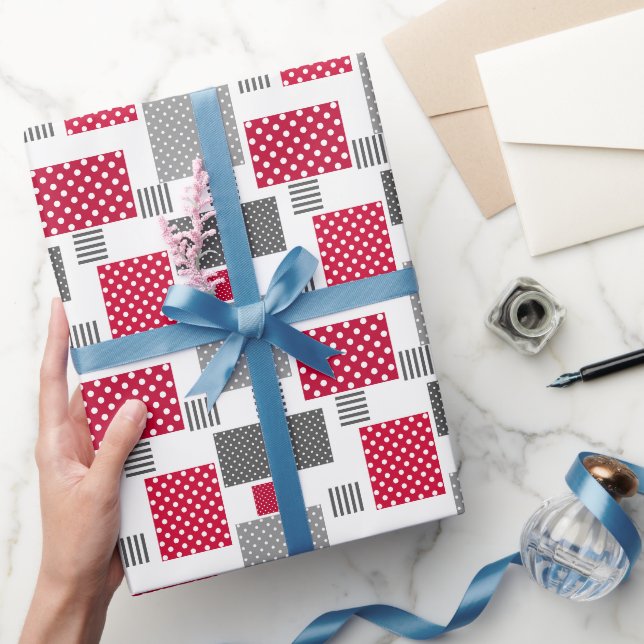 Graues rotes Polka-Dot-Patchwork auf weißem Hinter Geschenkpapier (Schenken)