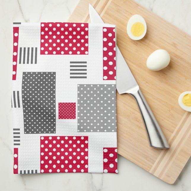 Graues rotes Polka-Dot-Patchwork auf weißem Hinter Geschirrtuch (Viertel Falte)