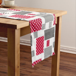 Graues rotes Polka-Dot-Patchwork auf weißem Hinter Kurzer Tischläufer