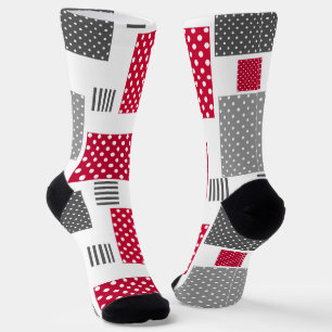 Graues rotes Polka-Dot-Patchwork auf weißem Hinter Socken