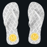 Graues und gelbes marokkanisches Quatrefolienmonog Flip Flops<br><div class="desc">Maßgeschneiderte,  bedruckte Flop-Sandalen mit einem stilvollen marokkanischen Quartrefolienmuster und einem eigenen Monogramm oder einem anderen Text in einem Kreisrahmen. Klicken Sie auf Anpassen,  um Schriftart und Farben zu ändern oder eigene Bilder hinzuzufügen,  um ein einzigartiges Design zu erstellen!</div>