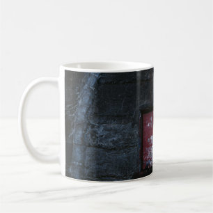 Graues und rotes Wandregal Kaffeetasse