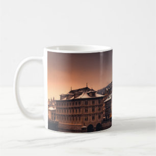 GRAUES UND WEISSES BETONGEBÄUDE IN DER NÄHE EINES KAFFEETASSE