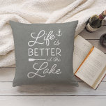 Graues und weißes Leben am See besser Kissen<br><div class="desc">Ein perfekter Zusatz zu Ihrem Seehafen: Unser chic medium gray werfen kissen "life is better at the lake" in weißer typografie. Personalisieren Sie die Rückseite mit Ihrem Familiennamen und dem festgelegten Jahr.</div>