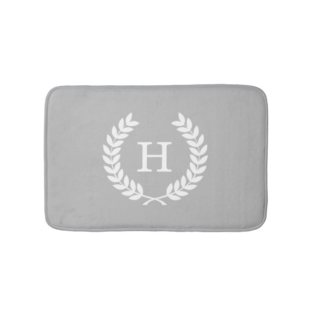 Graues Weiß Laurel Wreath Initial Monogram Badematte (Vorderseite)