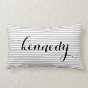 Graues Weiß Stripes kundenspezifisches Monogramm Lendenkissen