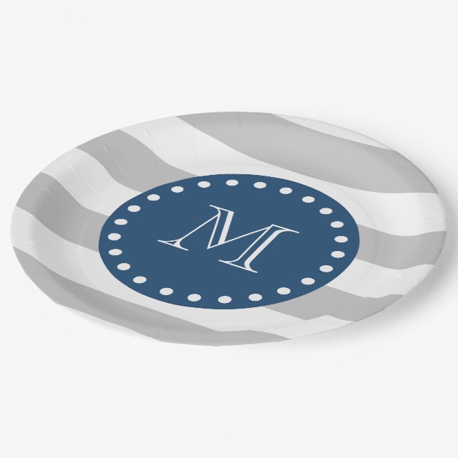 Graues Weiß Stripes Muster, Marine-Blau-Monogramm Pappteller (Schrägansicht)