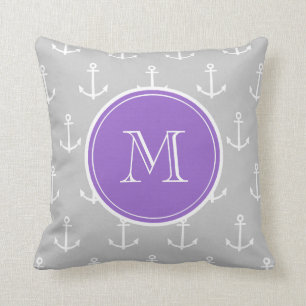 Graues Weiß verankert Muster, lila Monogramm Kissen