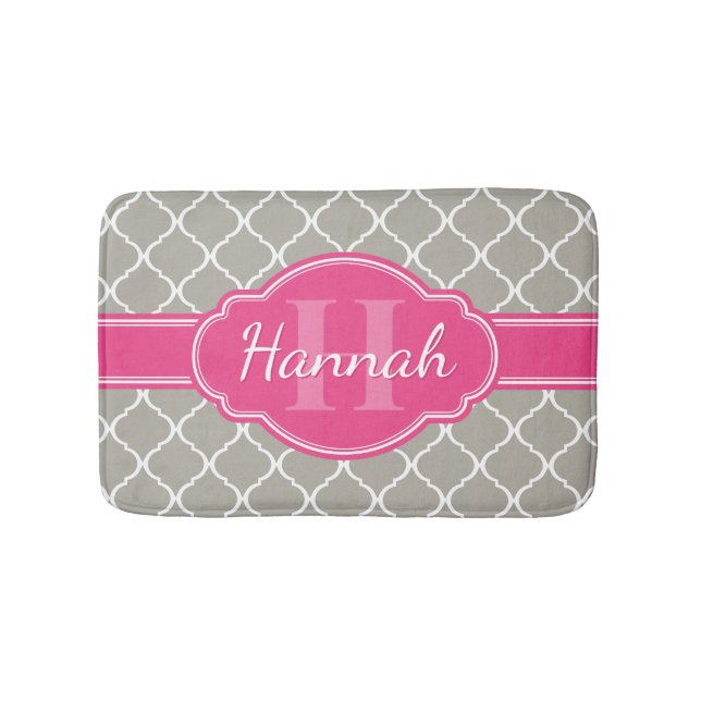 Graues weißes Gittermuster Pink Monogramm Badematte (Vorderseite)