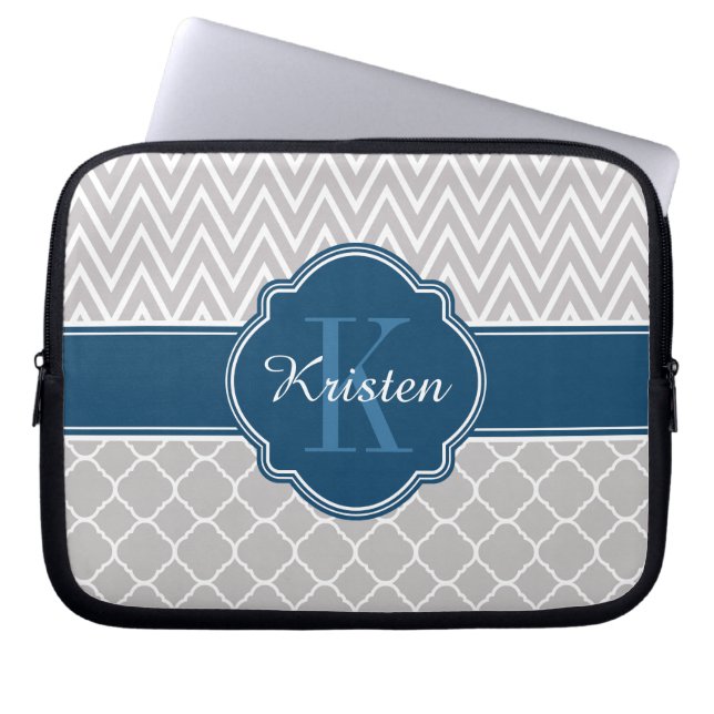 Graues Zickzack Quatrefolienmuster Blaues Monogram Laptopschutzhülle (Vorderseite)