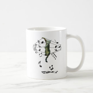 Graukatze, die in Dreifach-Schwierigkeiten geraten Kaffeetasse