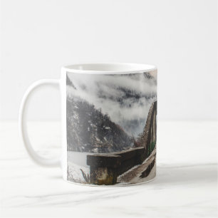 GRAUKONKRETE ARCHENBRÜCKE NEBEN LEAFLESS BAUM KAFFEETASSE