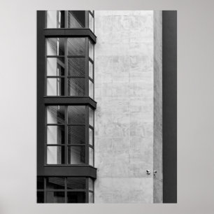 GRAUKONKRETES GEBÄUDE MIT GLASFENSTER POSTER