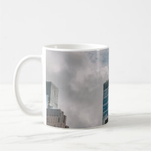 GRAUKONKRETES GEBÄUDE UNTER DEM SCHLACHTEN HIMMEL KAFFEETASSE