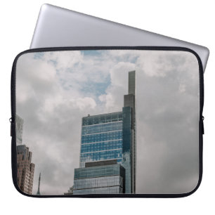 GRAUKONKRETES GEBÄUDE UNTER DEM SCHLACHTEN HIMMEL LAPTOPSCHUTZHÜLLE