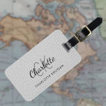 Grauledermonogramm Gepäckanhänger<br><div class="desc">Graue Imitate aus Leder als Hintergrund. Personalisieren und fügen Sie Ihren Vornamen, Monogramm Buchstaben und vollständigen Namen auf der Vorderseite. Ihre Kontaktinformationen auf der Rückseite. Schwarzer Text.</div>