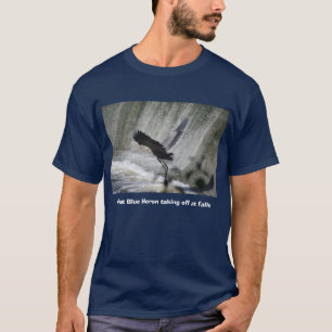 Graureiher, der an den Fällen sich entfernt T-Shirt