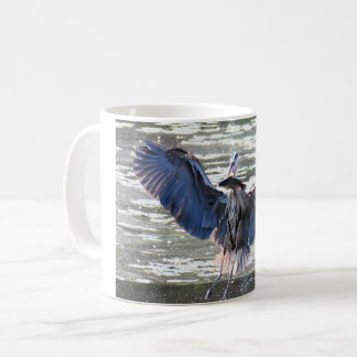 Graureiher mit einem Wels Kaffeetasse