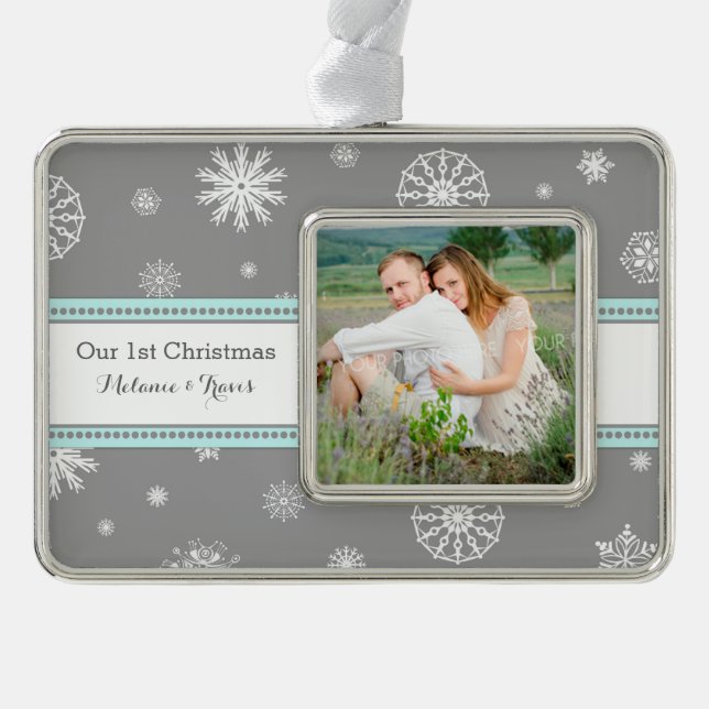 Grauschnee Paare Erste Weihnachtsfeier Rahmen-Ornament Silber (Vorderseite)