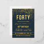 Grauschwarz | Gold Confetti 40. Geburtstag Party Folie Einladungspostkarte<br><div class="desc">Grauschwarz | Gold Confetti 40. Geburtstag Party Foil Postcard Einladungen. Diese formelle,  elegante,  trendige,  moderne 40. Geburtstagsfeier eignet sich für Damen und Herren. Es besteht aus goldfarbenen,  klaren Linien,  stilvollem Gothic-Drehbuch im Obergeschoss und ausgeklügeltem Goldfolientext auf einem dunkelblauen Hintergrund mit Duschen von glitzernden,  glänzenden Goldkonfetti und Party-Raster.</div>