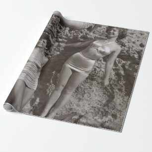 GRAUSTUFENFOTO VON DREI FRAUEN, DIE STEHEN UND SIT GESCHENKPAPIER