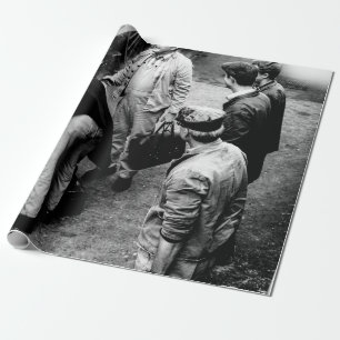 GRAUSTUFENFOTO VON MÄNNERN NEBEN DEM 60163-ZUG GESCHENKPAPIER