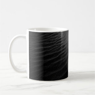 Graustufenfotografie von Sand Kaffeetasse