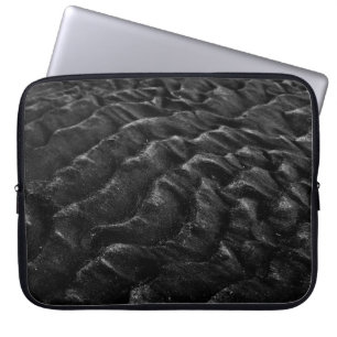 Graustufenfotografie von Sand Laptopschutzhülle