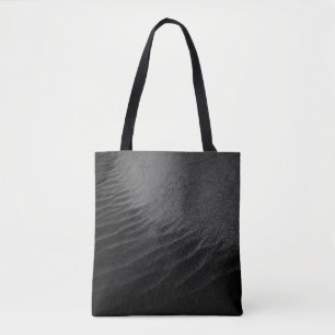 Graustufenfotografie von Sand Tasche
