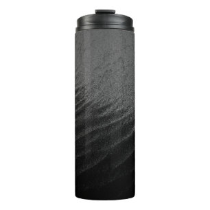 Graustufenfotografie von Sand Thermosbecher