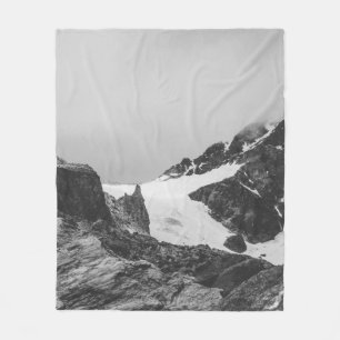 GRAUSTUFENFOTOGRAFIE VON SCHNEEBEDECKTEM BERG FLEECEDECKE