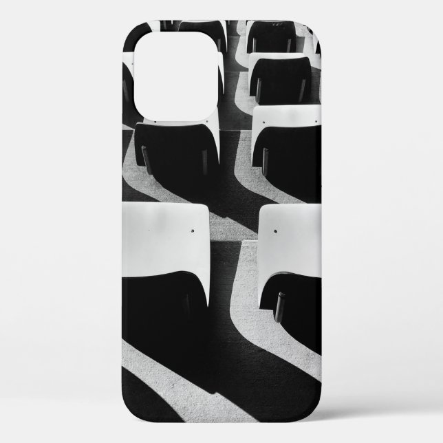 Graustufenfotografie von Stühlen ohne Menschen Case-Mate iPhone Hülle (Rückseite)