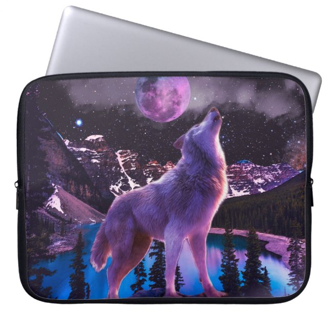 Grauwolf heult im Wald Laptopschutzhülle (Vorderseite)
