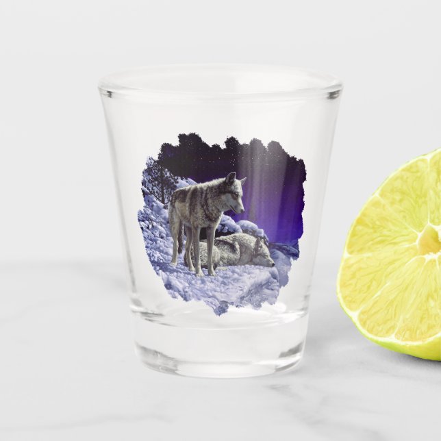 Grauwölfe im Winterschnee in der Nacht Schnapsglas (Vorderseite)